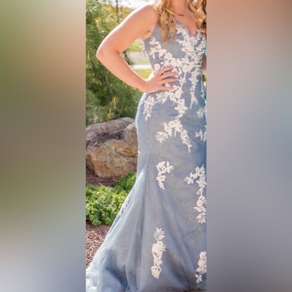 White Floral And Blue Berlinnova Prom Dress With Slit, Size 6 In Woman’s.